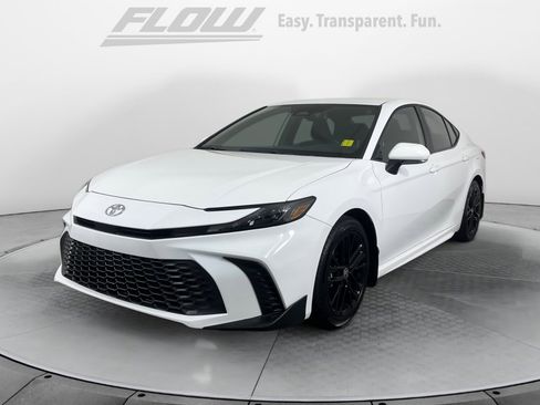 Certified 2025 Toyota Camry SE image 3