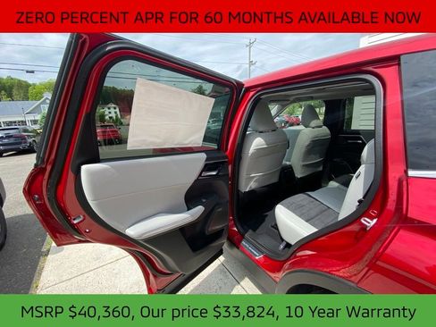 New 2025 Mitsubishi Outlander SE image 12