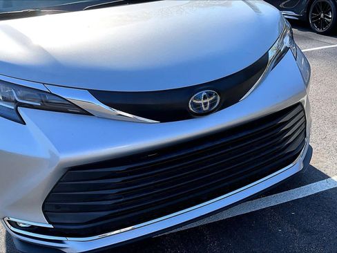 Used 2021 Toyota Sienna XLE image 30