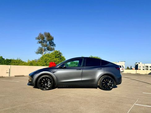 Used 2023 Tesla Model Y AWD image 4