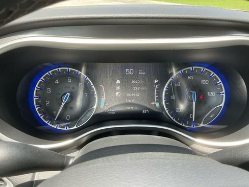 Used 2024 Chrysler Pacifica Touring-L FWD image 16