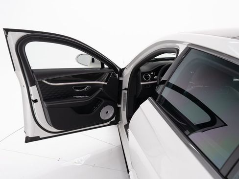 Used 2025 Bentley Flying Spur Plug-In Hybrid AWD/4WD image 10