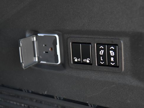 Used 2023 Chevrolet Tahoe Premier w/ Advanced Technology Package RWD image 57
