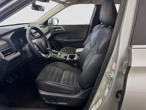 Used 2024 Mitsubishi Outlander SE image 13