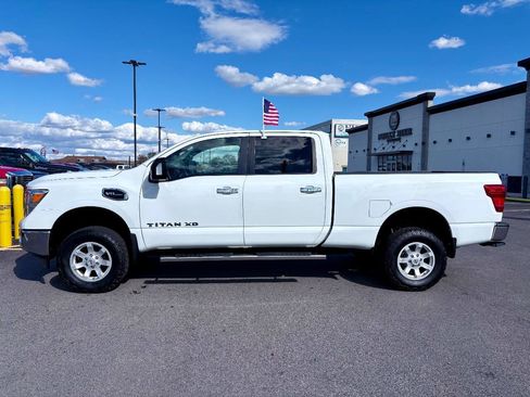 Used 2018 Nissan Titan SV AWD/4WD image 3