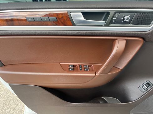 Used 2012 Volkswagen Touareg Hybrid image 22