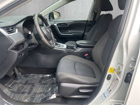 Used 2022 Toyota RAV4 LE AWD/4WD image 11