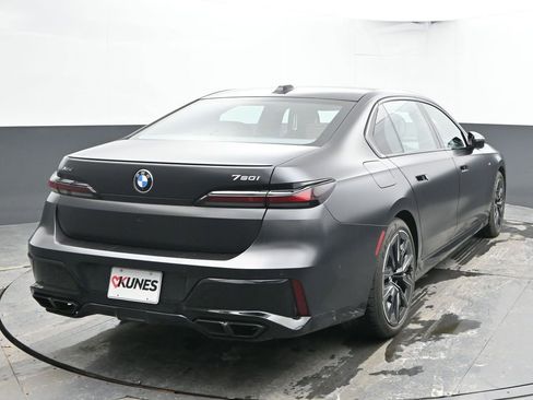 Used 2023 BMW 760i xDrive image 9