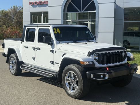 Used 2024 Jeep Gladiator Sport image 1