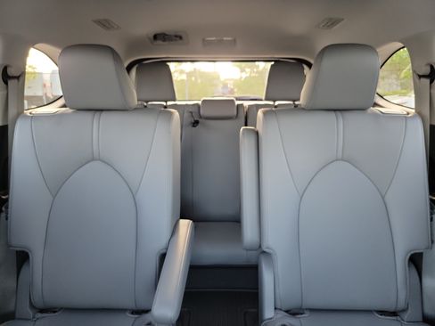 Used 2025 Toyota Highlander Limited FWD image 20