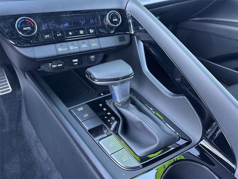 Used 2025 Hyundai Elantra SEL image 31