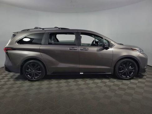 Used 2022 Toyota Sienna XSE image 10