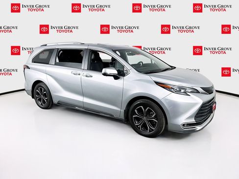 Certified 2025 Toyota Sienna Platinum AWD/4WD image 3