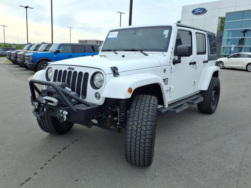 Used 2017 Jeep Wrangler Unlimited Sahara AWD/4WD image 7