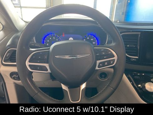 Used 2023 Chrysler Pacifica Touring-L FWD image 5