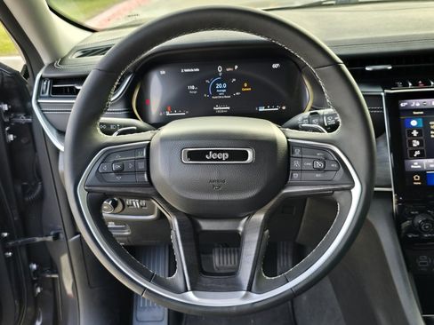 Used 2024 Jeep Grand Cherokee Limited w/ Black Appearance Package image 21