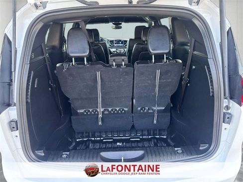 Used 2025 Chrysler Pacifica Select image 26