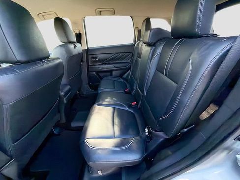 Used 2018 Mitsubishi Outlander SEL AWD/4WD image 17