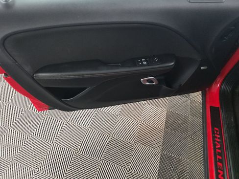 Used 2016 Dodge Challenger R/T image 9