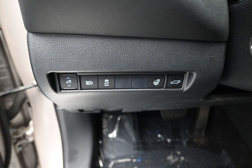 Used 2021 Toyota Venza XLE w/ Softex Package AWD/4WD image 14