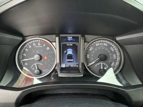 Used 2021 Toyota Tacoma TRD Off-Road w/ Technology Package image 12