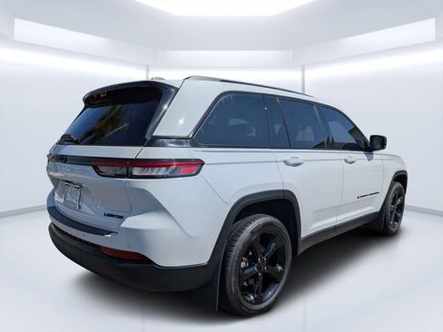 Certified 2023 Jeep Grand Cherokee Limited w/ Luxury Tech Group II AWD/4WD image 3
