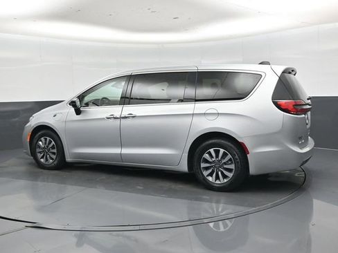Used 2024 Chrysler Pacifica Limited FWD image 8