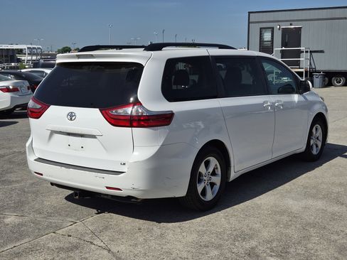 Used 2017 Toyota Sienna LE FWD image 4