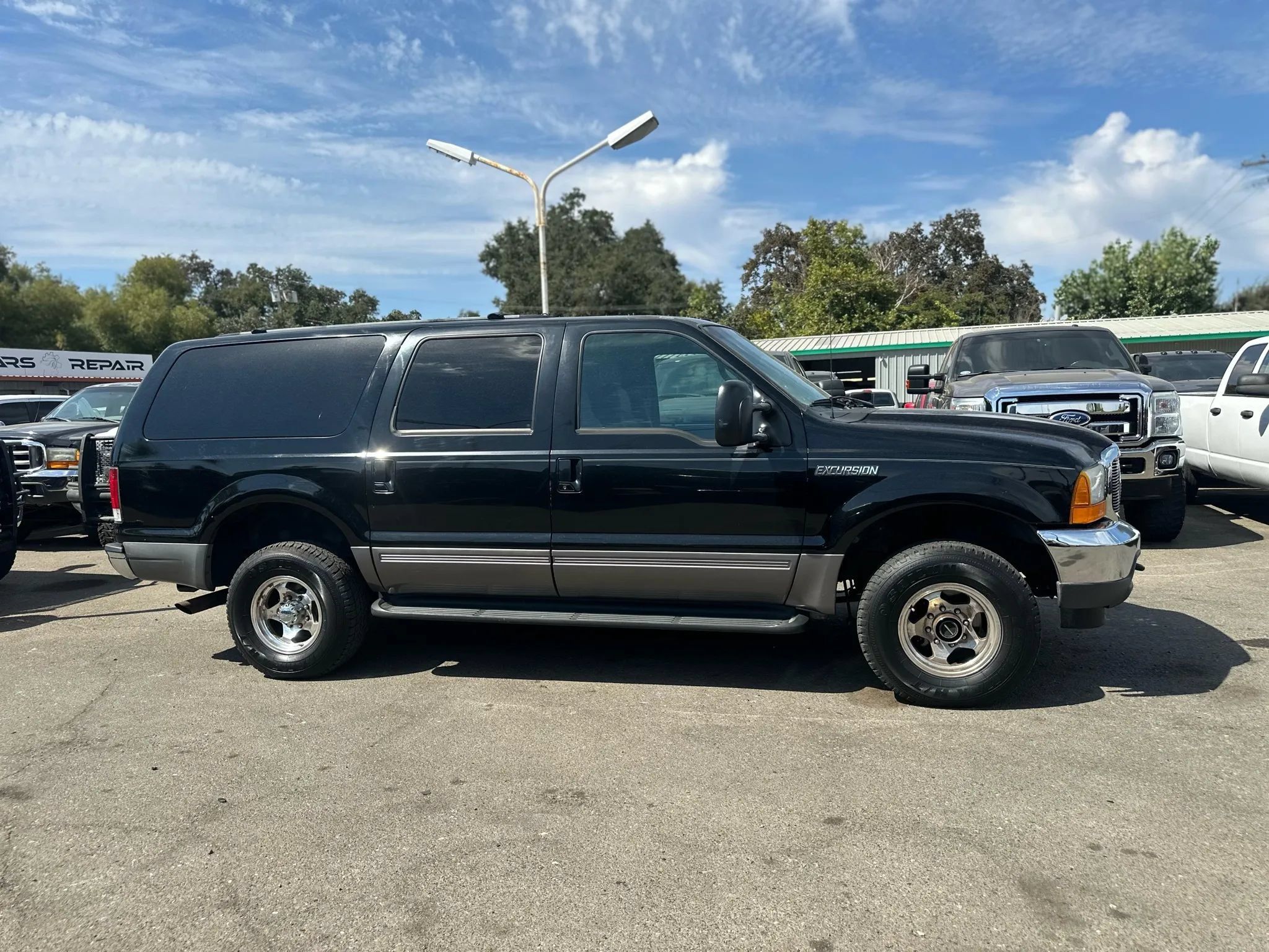 Used 2001 Ford Excursion XLT AWD/4WD image 2
