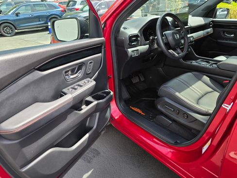 Used 2025 Honda Pilot TrailSport image 22