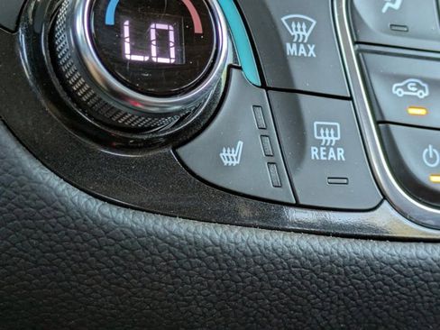 Used 2023 Chevrolet Equinox Premier image 33