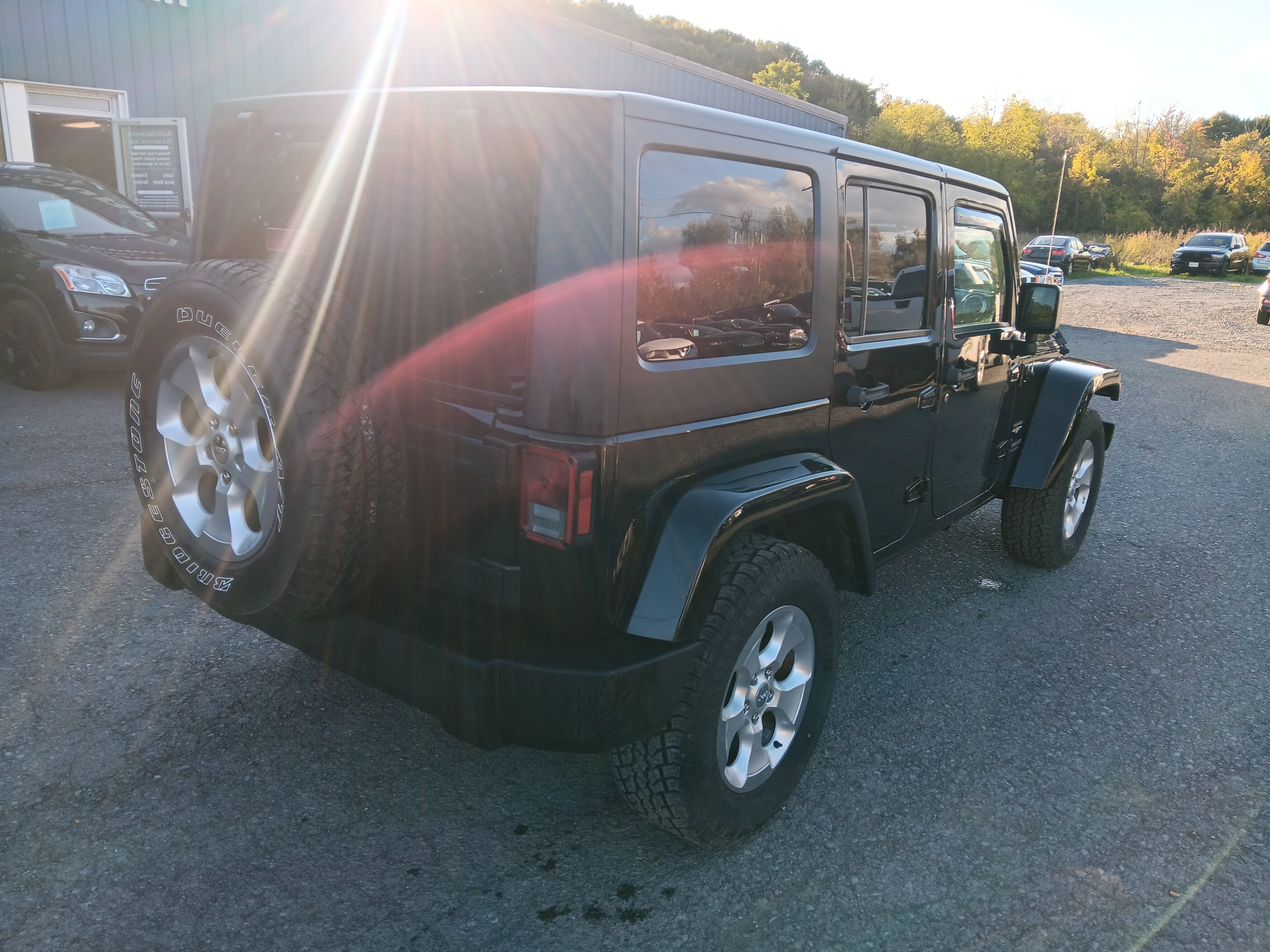 Used 2015 Jeep Wrangler Unlimited Sahara w/ Connectivity Group AWD/4WD image 5