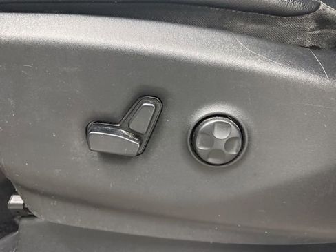 Used 2019 Chrysler Pacifica Touring-L image 10