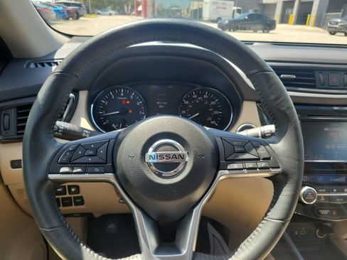 Used 2018 Nissan Rogue SV FWD image 17