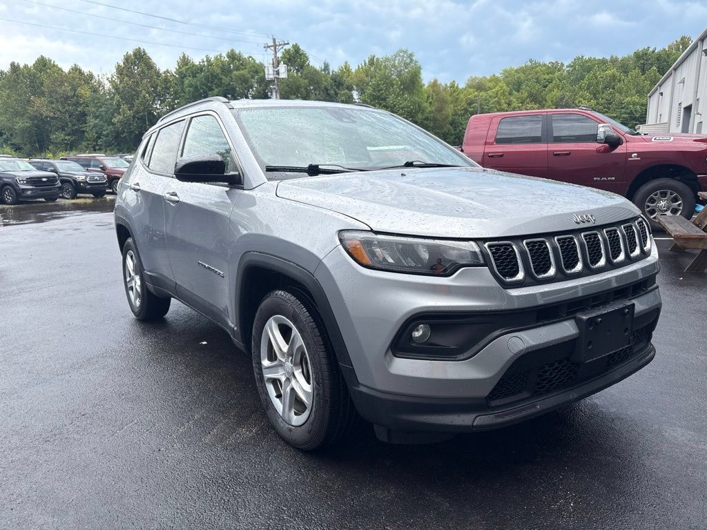 Used 2024 Jeep Compass Latitude AWD/4WD image 2