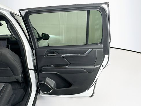 Used 2025 GMC Acadia Elevation image 31