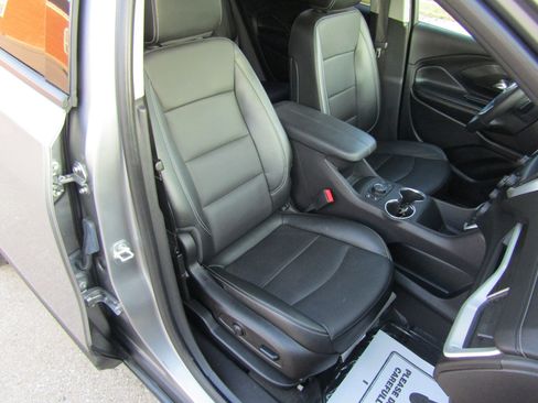 Used 2024 GMC Terrain SLT image 17