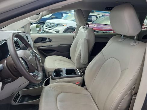 Used 2021 Chrysler Pacifica Touring-L FWD image 19