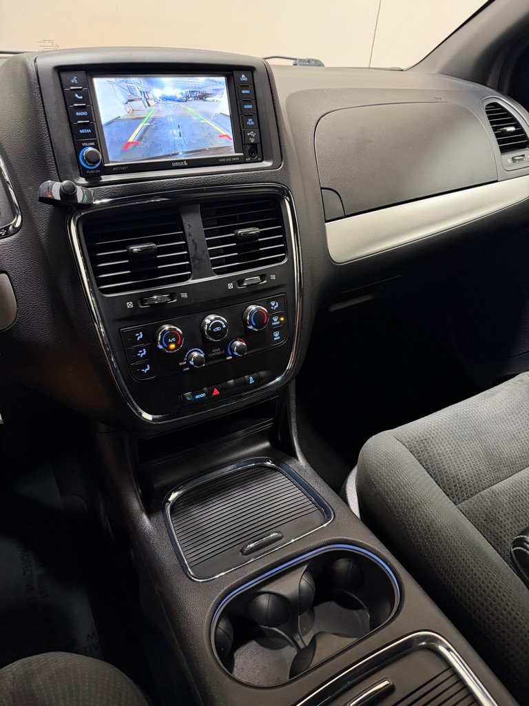Used 2016 Dodge Grand Caravan SXT FWD image 14