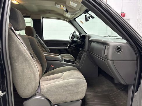 Used 2004 Chevrolet Silverado 2500 LS w/ Heavy-Duty Power Package AWD/4WD image 29