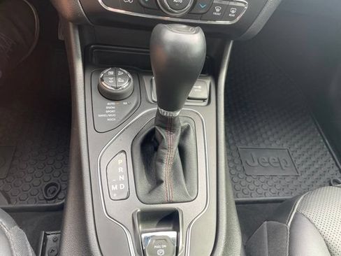 Used 2021 Jeep Cherokee Trailhawk w/ Technology Group AWD/4WD image 43