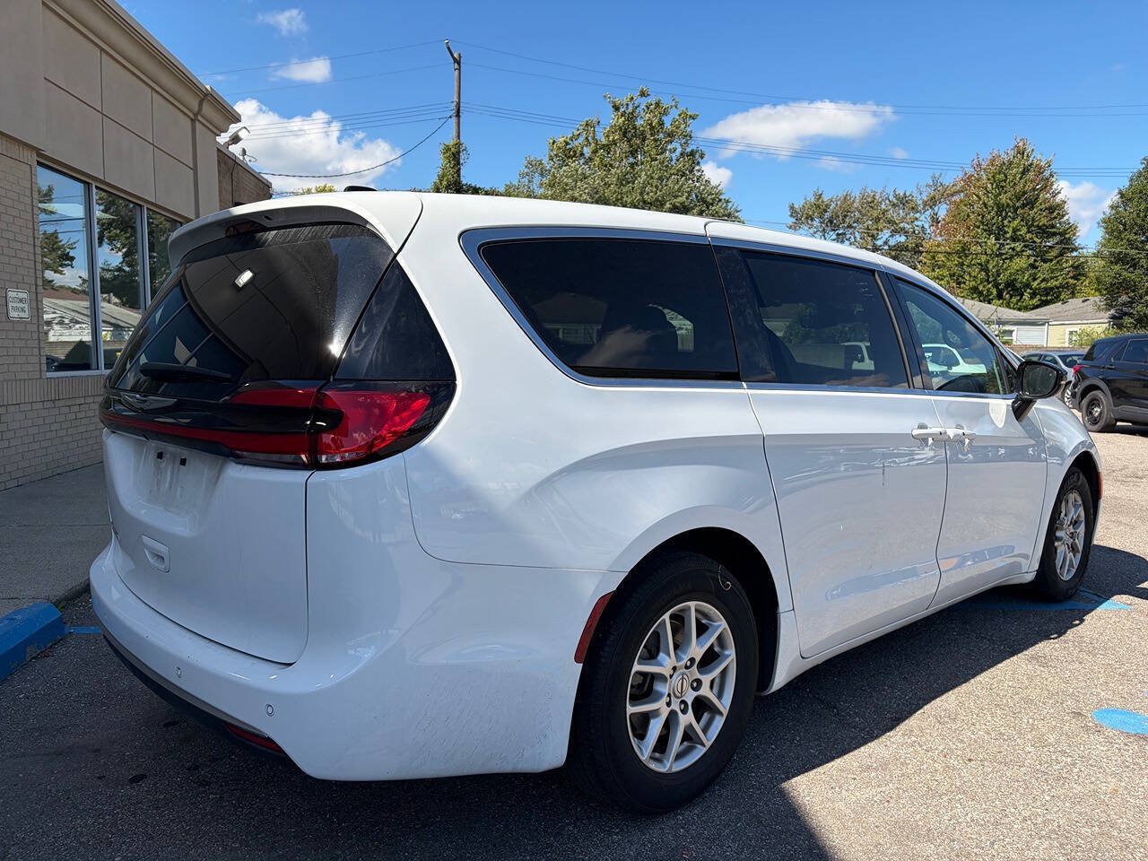 Used 2025 Chrysler Pacifica Select FWD image 5