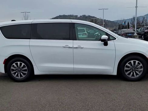 Used 2023 Chrysler Pacifica Touring-L image 9