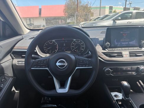 Used 2025 Nissan Altima 2.5 SV image 34