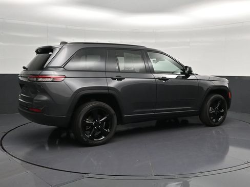 Used 2023 Jeep Grand Cherokee Altitude AWD/4WD image 3