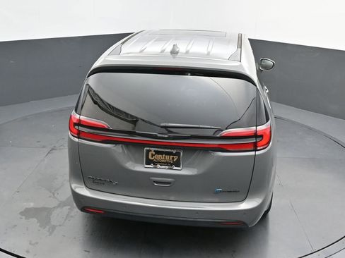 Used 2022 Chrysler Pacifica Limited w/ Uconnect Theater Family Group image 26
