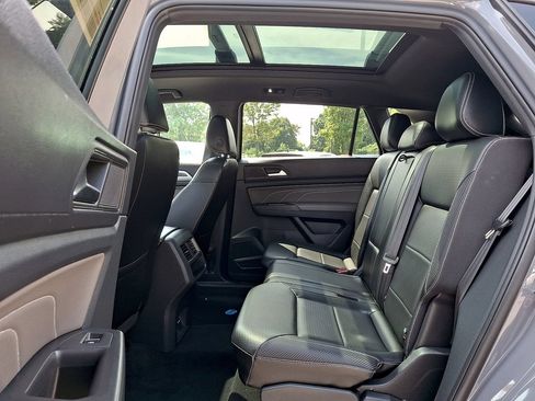 Used 2022 Volkswagen Atlas Cross Sport SEL R-Line AWD/4WD image 10