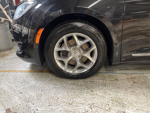 Used 2019 Chrysler Pacifica Limited w/ Advanced Safetytec Group FWD image 11
