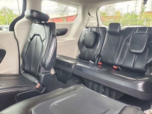 Used 2023 Chrysler Pacifica Touring-L AWD/4WD image 31