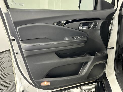 Used 2017 Honda Pilot Touring image 32